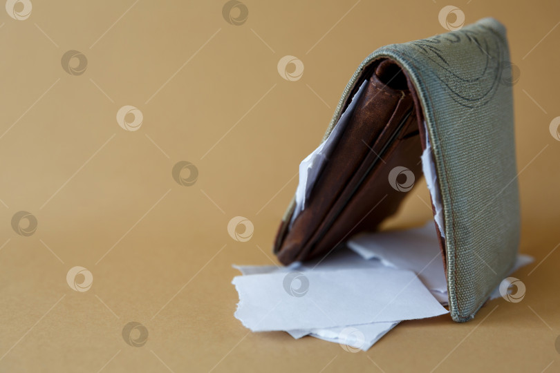 Скачать Пустой бумажник с листками бумаги на простом фоне фотосток Ozero