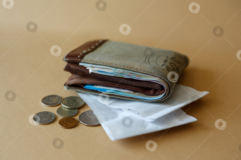 Скачать кошелек с деньгами и кассовым чеком из магазина фотосток Ozero