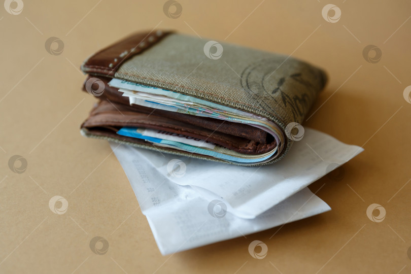 Скачать кошелек с деньгами и кассовым чеком из магазина фотосток Ozero