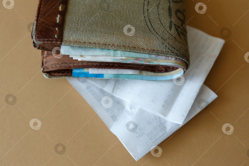 Скачать кошелек с деньгами и кассовым чеком из магазина фотосток Ozero