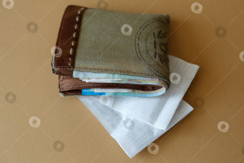 Скачать кошелек с деньгами и кассовым чеком из магазина фотосток Ozero