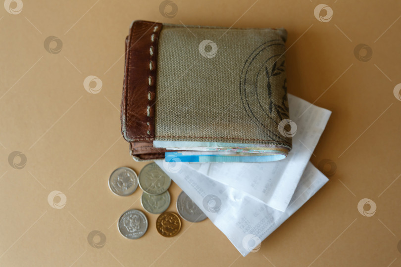 Скачать кошелек с деньгами, монетами и кассовым чеком из магазина фотосток Ozero