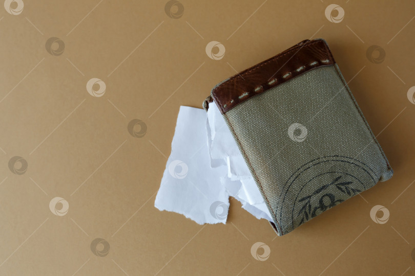 Скачать Пустой бумажник с листками бумаги на простом фоне фотосток Ozero