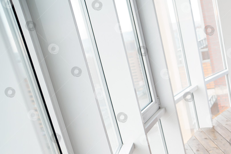 Скачать высокие белые пластиковые панорамные окна в светлой квартире фотосток Ozero