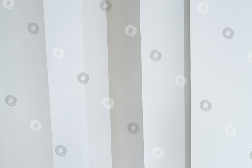 Скачать вертикальные белые колонны на фоне белой стены фотосток Ozero