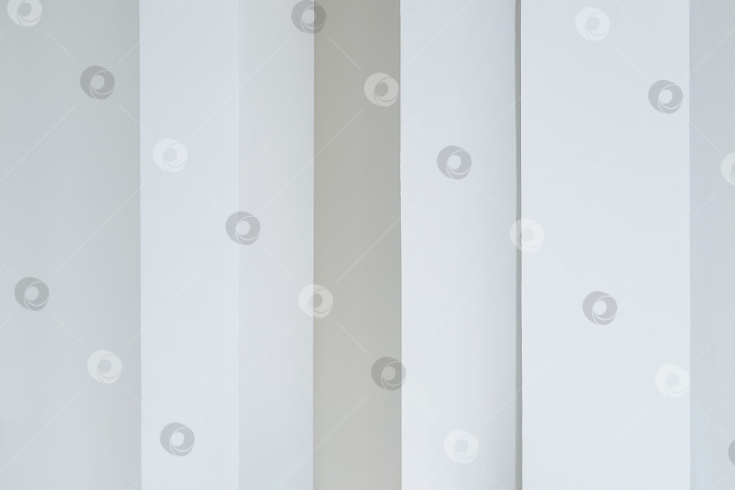 Скачать вертикальные белые колонны на фоне белой стены фотосток Ozero