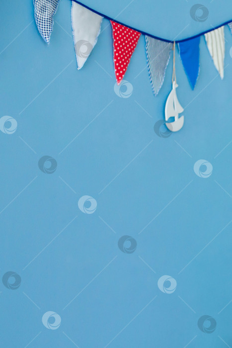 Скачать голубой детский фон с разноцветными флагами в морском стиле фотосток Ozero