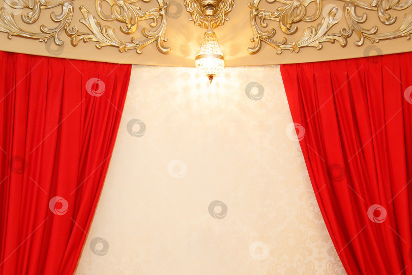 Скачать красные занавески по краям на фоне обоев фотосток Ozero