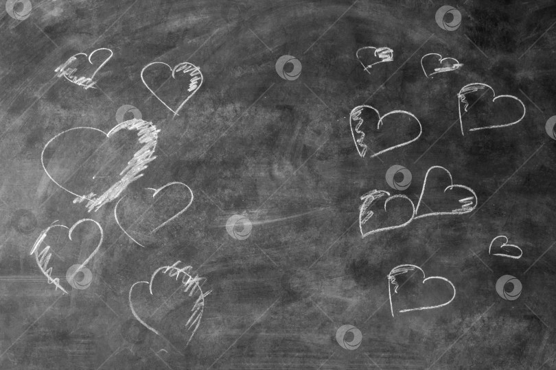 Скачать В День Святого Валентина сердечки рисуются мелом на доске фотосток Ozero