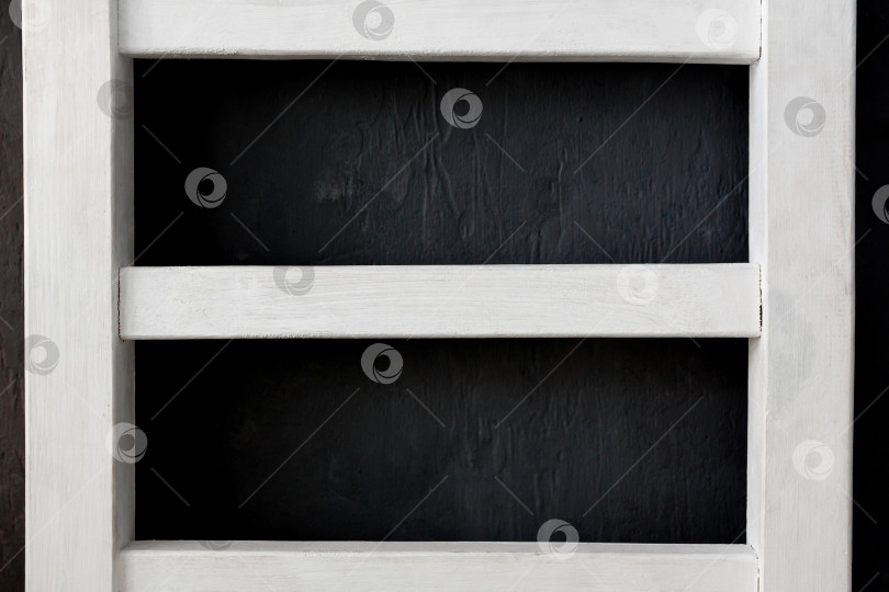 Скачать Белая деревянная рамка на черном фоне фотосток Ozero