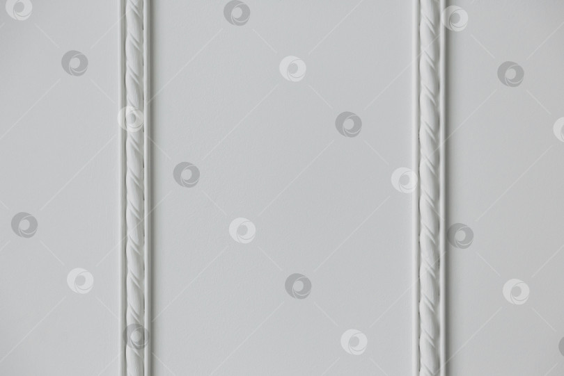 Скачать две полоски лепнины на белой стене фотосток Ozero