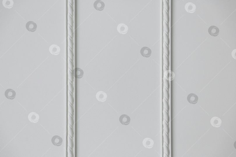 Скачать две полоски лепнины на белой стене фотосток Ozero