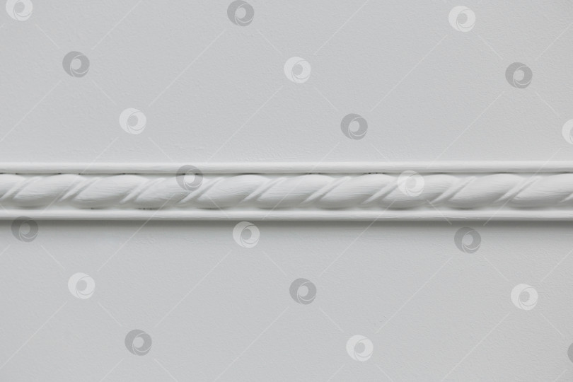 Скачать лепной декор в полоску на белой стене фотосток Ozero