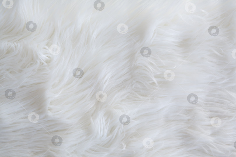 Скачать Белый плед из меха или белая меховая шкурка фотосток Ozero