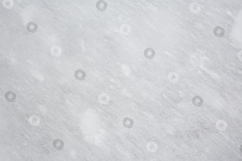 Скачать Камень, покрытый тонким слоем снега фотосток Ozero