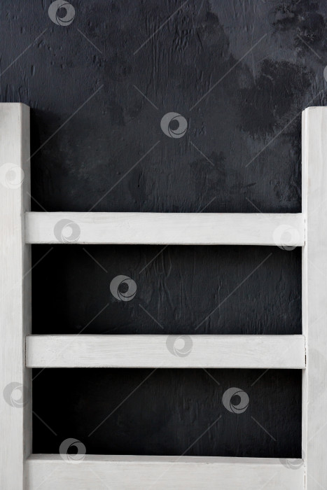 Скачать Белая деревянная лестница на черном фоне фотосток Ozero