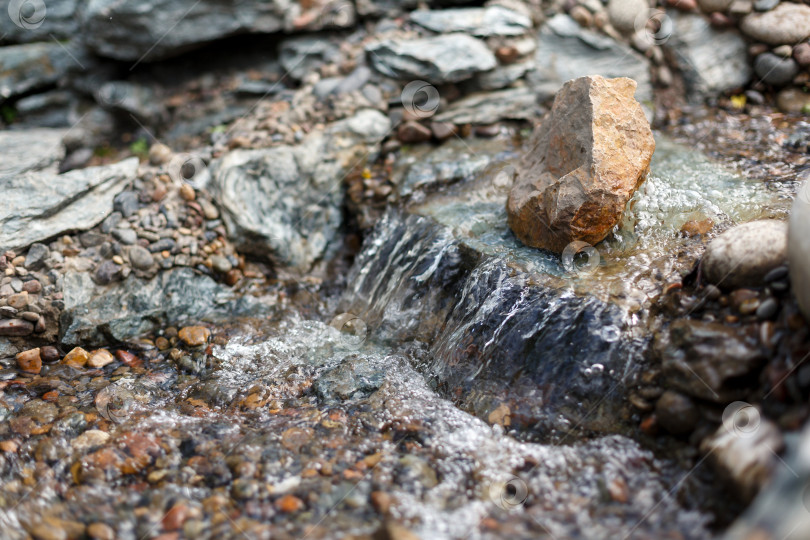 Скачать брызги и капли ручья, бегущего по камням фотосток Ozero