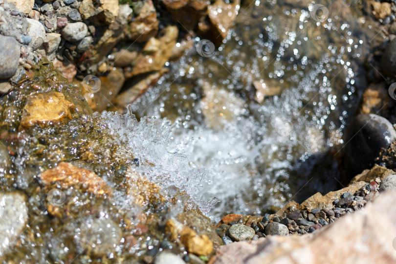 Скачать брызги и капли ручья, бегущего по камням фотосток Ozero