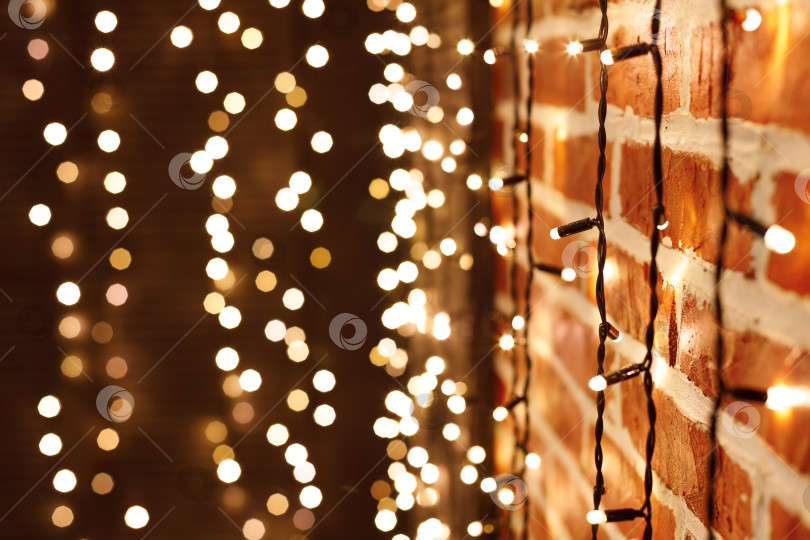 Скачать Гирлянда на стене из красного кирпича. Стиль лофт фотосток Ozero