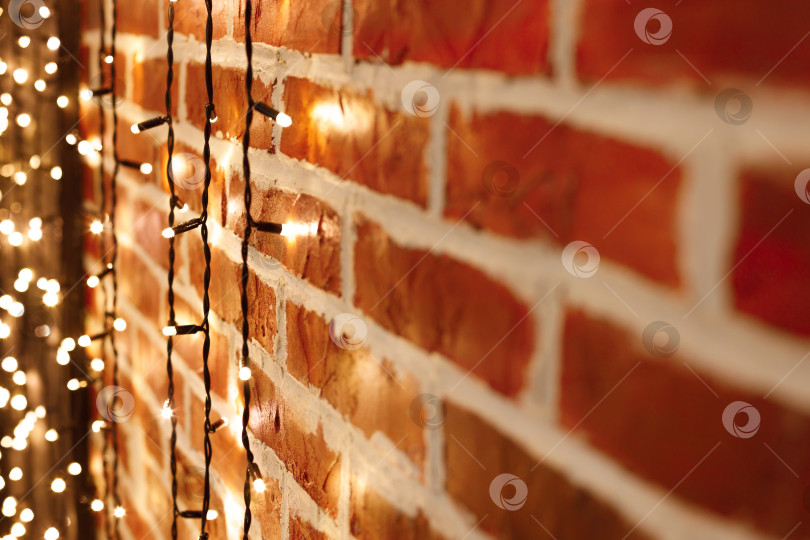 Скачать Гирлянда на стене из красного кирпича. Стиль лофт фотосток Ozero