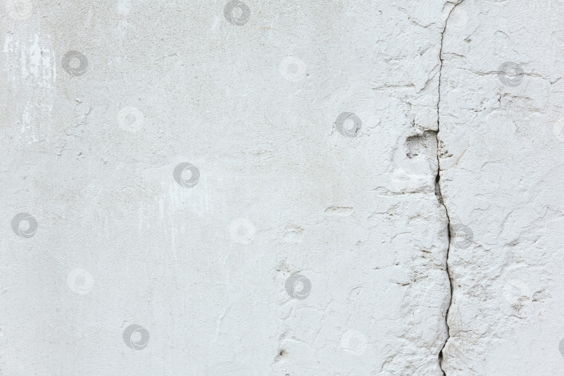 Скачать Текстура и фон. Старая белая бетонная стена с трещиной фотосток Ozero