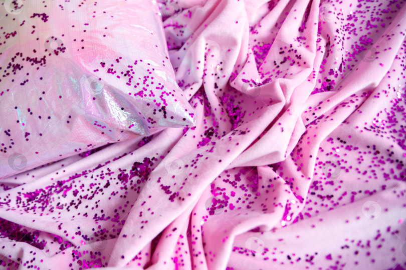 Скачать фиолетовое конфетти рассыпалось по розовому бархату и подушке фотосток Ozero