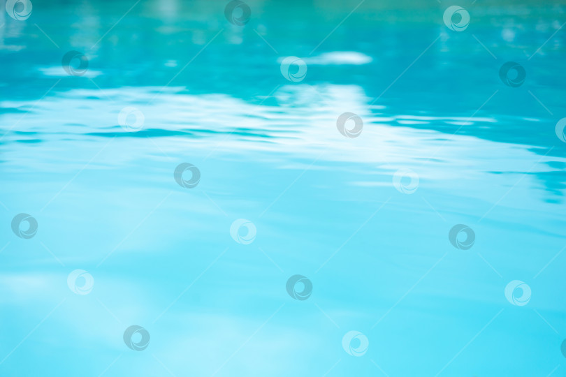 Скачать Естественный фон и текстура. Голубая чистая поверхность воды в бассейне. фотосток Ozero