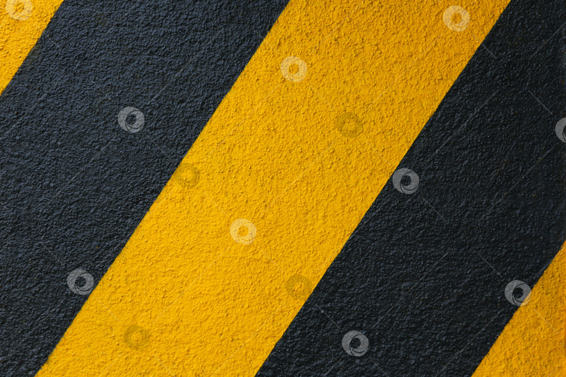 Скачать Текстура и фон. Бетонная стена, окрашенная полосами желтой и черной краски. фотосток Ozero