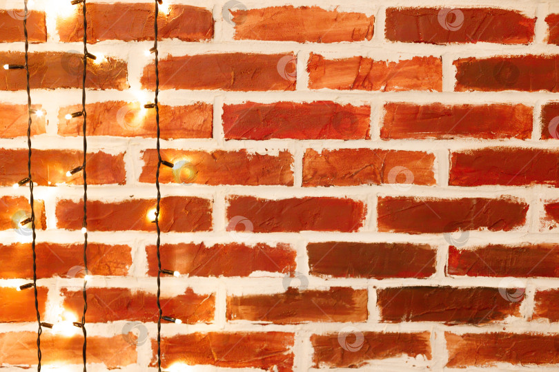 Скачать Гирлянда на стене из красного кирпича. Стиль лофт фотосток Ozero