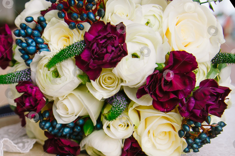 Скачать Свадебный букет цветов из роз и пионов фотосток Ozero