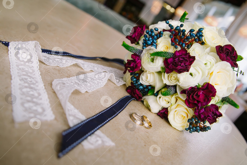 Скачать На столе лежит свадебный букет роз фотосток Ozero