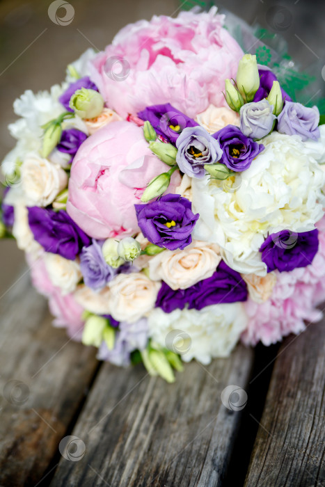 Скачать Свадебный букет невесты из пионов на деревянном фоне фотосток Ozero