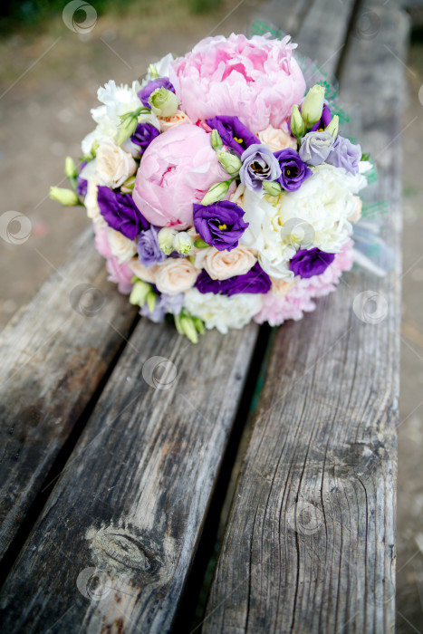 Скачать Свадебный букет невесты из пионов на деревянном фоне фотосток Ozero