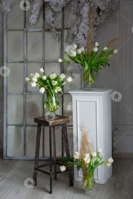 Скачать три букета тюльпанов в вазах в интерьере фотосток Ozero