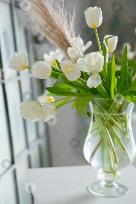 Скачать ваза с букетом цветов белые тюльпаны фотосток Ozero
