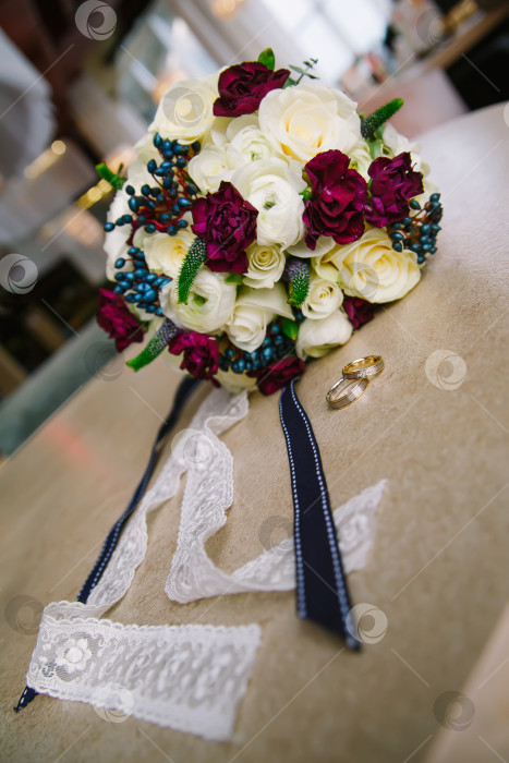 Скачать На столе лежит свадебный букет роз фотосток Ozero