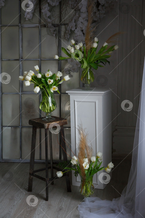 Скачать три букета тюльпанов в вазах в интерьере фотосток Ozero