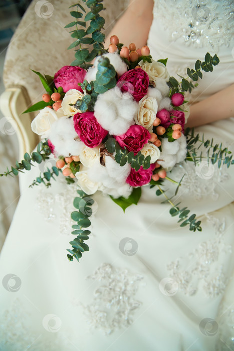 Скачать свадебный букет из роз и хлопка в руках невесты фотосток Ozero
