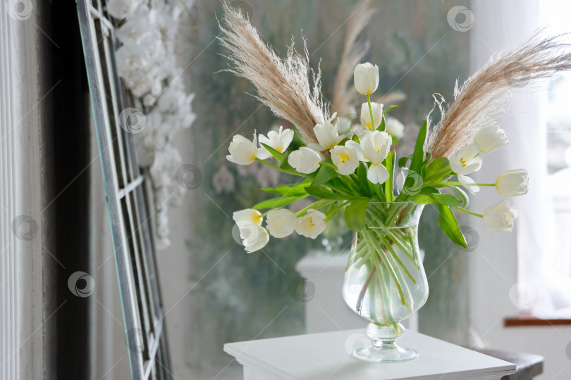 Скачать ваза с букетом цветов белые тюльпаны фотосток Ozero