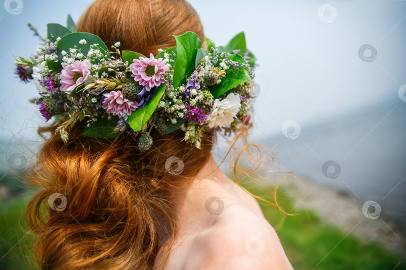 Скачать венок из полевых цветов на голову для невесты фотосток Ozero