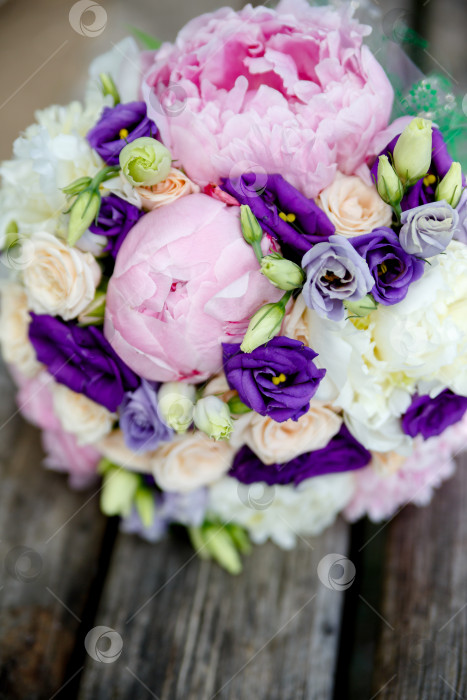 Скачать Свадебный букет невесты из пионов на деревянном фоне фотосток Ozero
