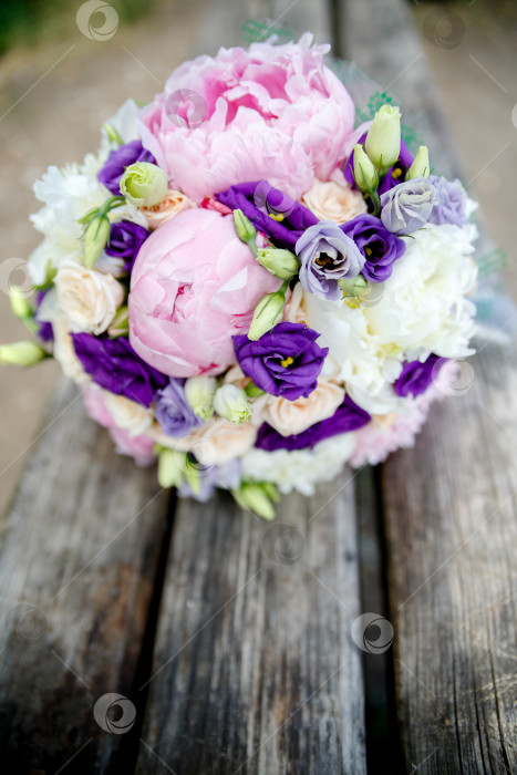 Скачать Свадебный букет невесты из пионов на деревянном фоне фотосток Ozero