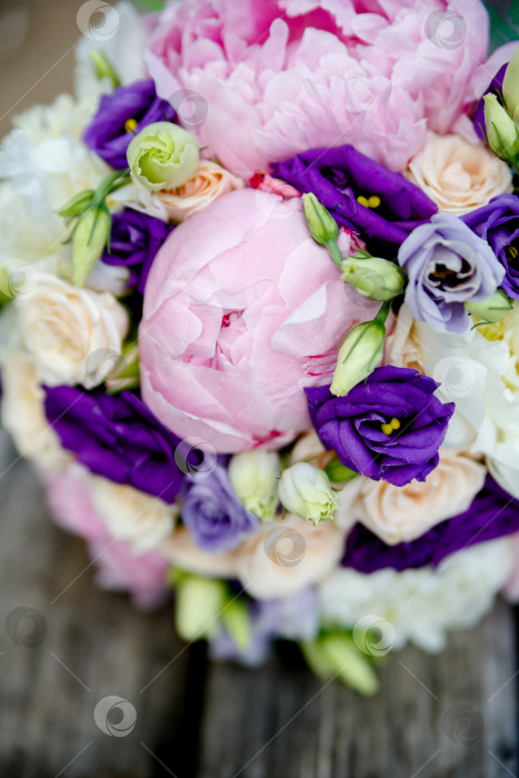 Скачать Свадебный букет невесты из пионов на деревянном фоне фотосток Ozero
