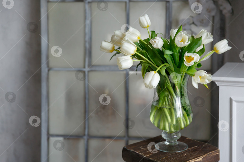 Скачать ваза с букетом цветов белые тюльпаны фотосток Ozero