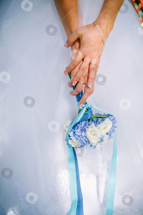Скачать свадебный букет из белых роз и голубых гортензий в руках невесты фотосток Ozero