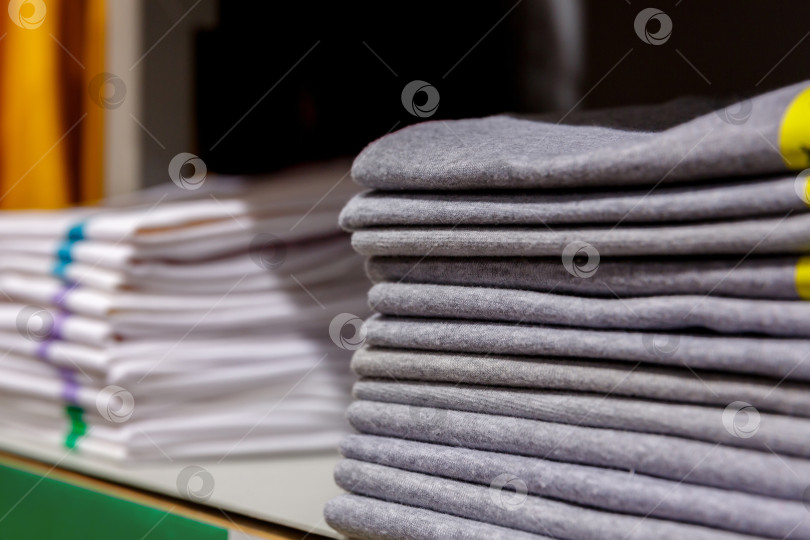 Скачать стопка одежды в торговом центре фотосток Ozero