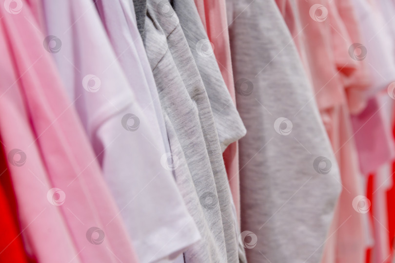 Скачать одежда на вешалках в торговом центре фотосток Ozero