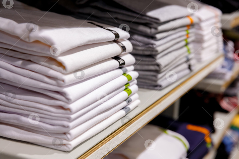 Скачать стопка одежды в торговом центре фотосток Ozero