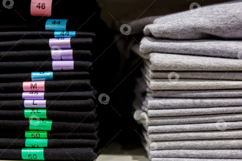 Скачать стопка одежды в торговом центре фотосток Ozero