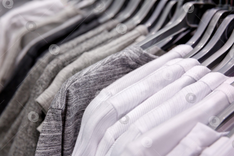 Скачать одежда на вешалках в торговом центре фотосток Ozero